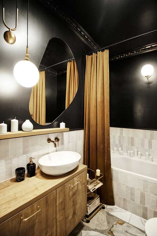 Elegancka łazienka z welurową kurtyną | Autor projektu: Aleksandra Bartoszuk | Zdjęcia: BOLD Design