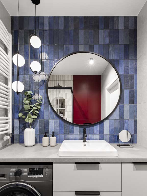 Nieoczywiste połączenie kolorów kompaktowej łazience | proj.: Pura Design