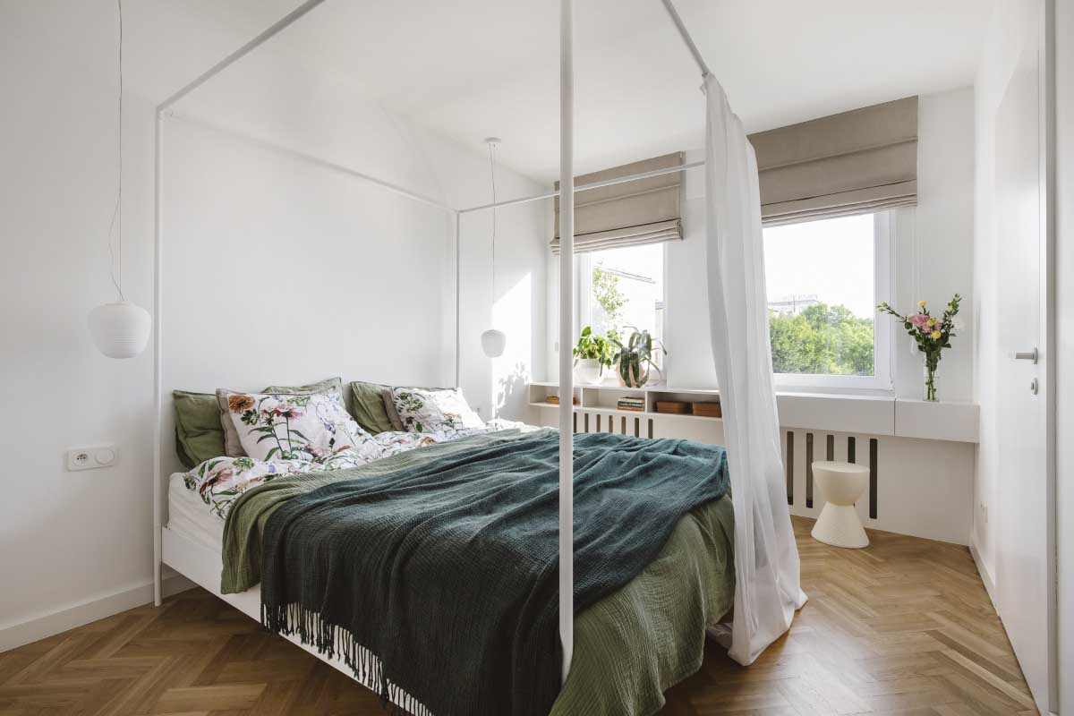 Zielone tekstylia pościelowe w białej sypialni. | Proj.: Studio Kulis | Karolina Kulis; Fot.: Kroniki | Hanna Połczyńska
