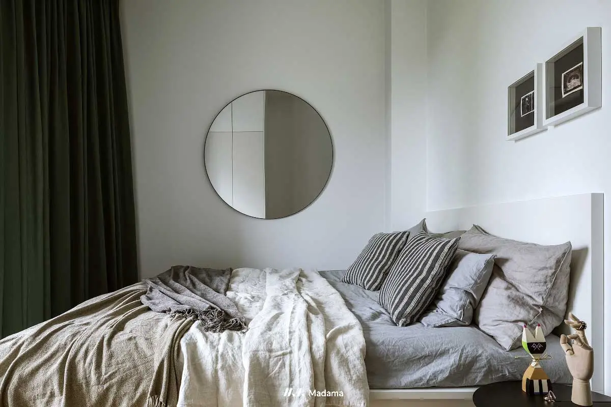 Zielone zasłony ożywią szarą sypialnię. | Proj.: Madama; fotograf: Yassen