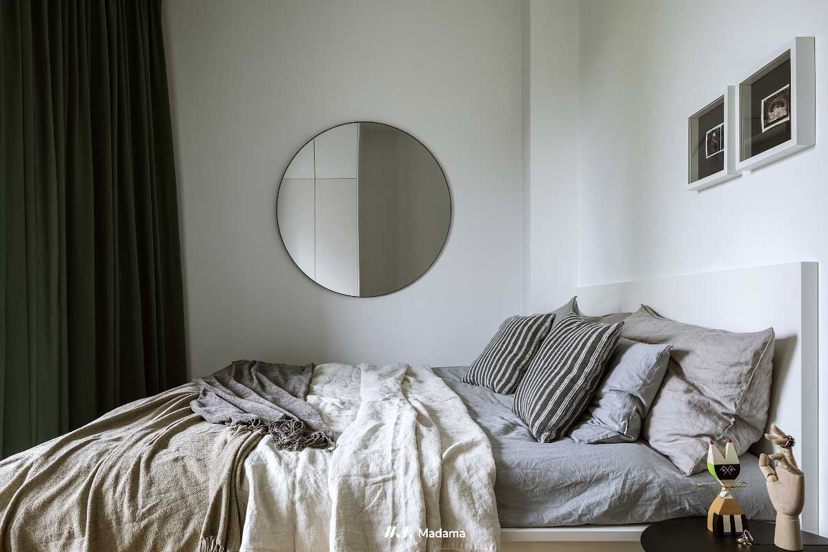 Zielone zasłony ożywią szarą sypialnię. | Proj.: Madama; fotograf: Yassen