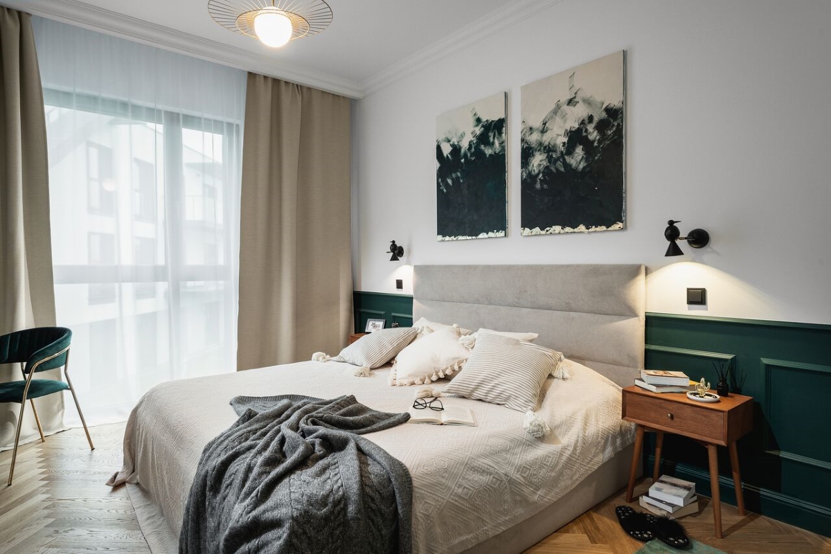 Butelkowozielona lamperia z sztukaterią. |  Proj.: WZ Studio; fot.: Artur Jarosz Trzykropy