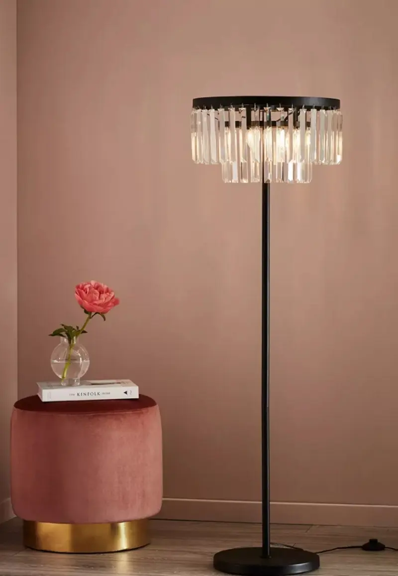 Kryształowe klosze dopłenią stylistykę glamour – lampa VENTIMIGLIA marki Markslojd.