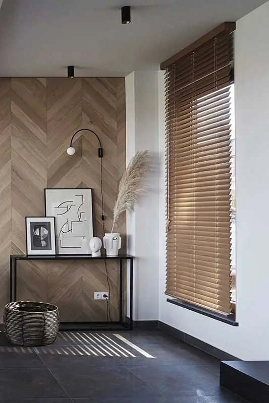 Konsola z minimalistycznymi dekoracjami. | Fot.: Jola Skóra; Stylizacja: Anna Olga Chmielewska; Proj.: Anna Olga Chmielewska, Jola Skóra & JAM KOLEKTYW