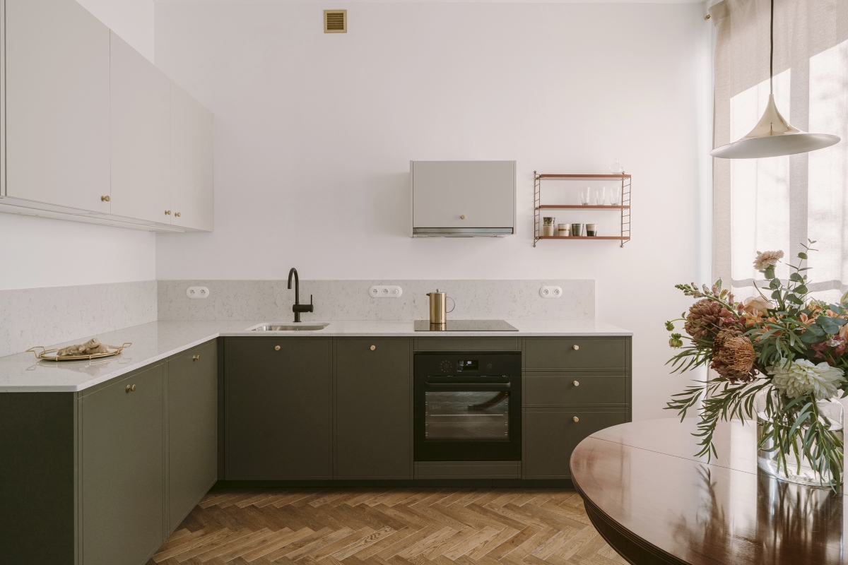 Zielone mieszkanie – kuchnia z frontami w odcieniu khaki. | Proj.: KW Studio we współpracy z Kamą Czudowską; Fot.: PION
