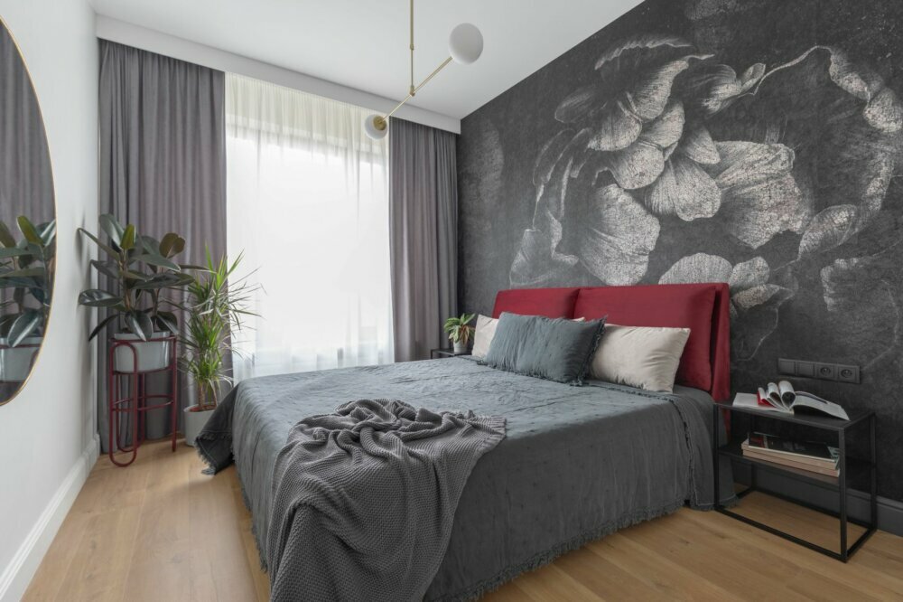 Biała magia. Kobiecy apartament, który zaprasza do relaksu przy biokominku