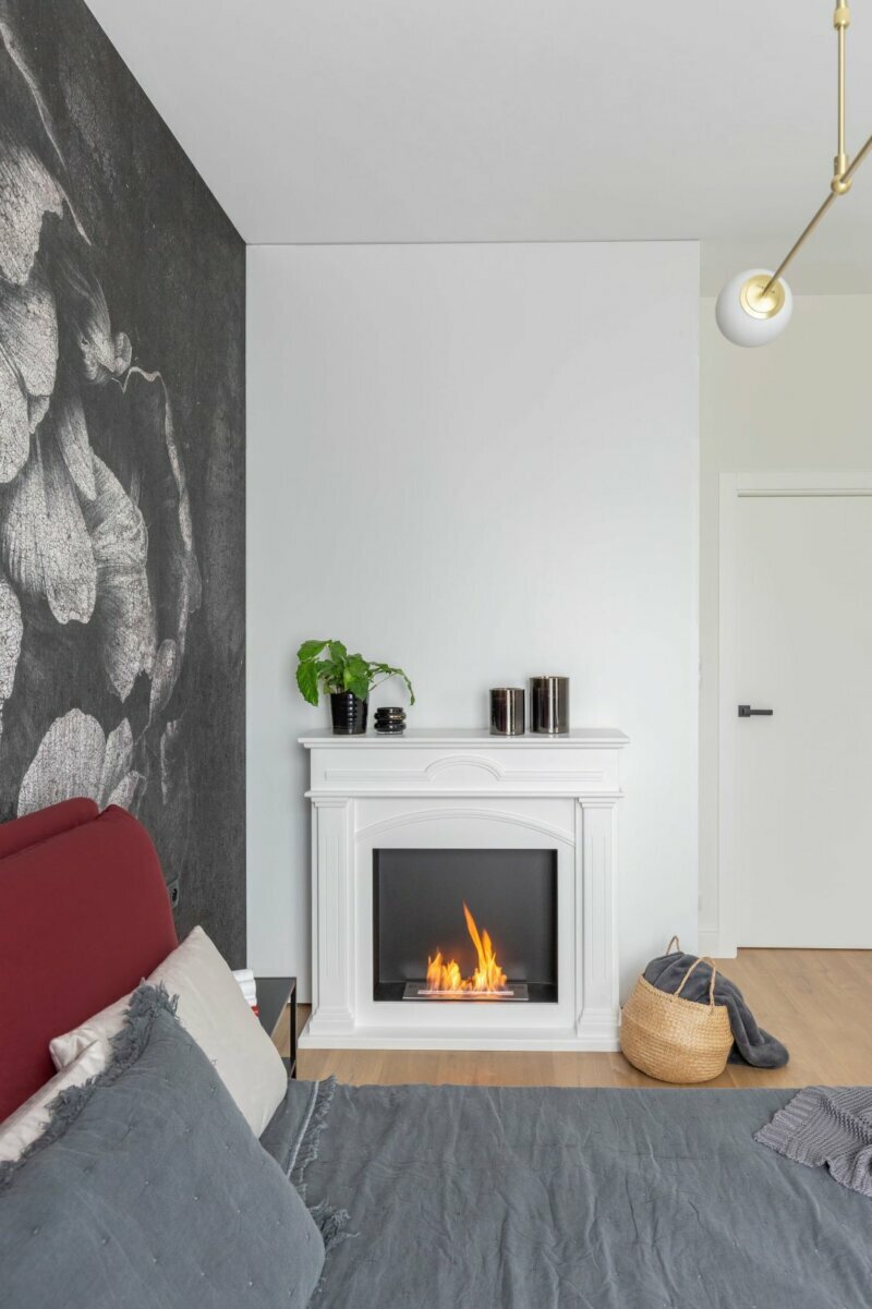 Biała magia. Kobiecy apartament, który zaprasza do relaksu przy biokominku