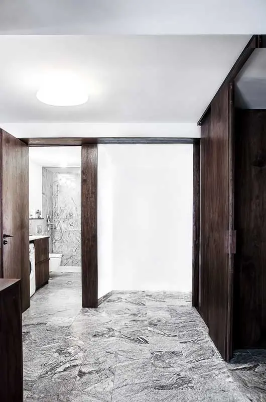 Płytki granitowe pięknie prezentują się w zestawieniu z drewnem. | Proj.: Atelier Starzak Strebicki; Fot.: Mateusz Bieniaszczyk