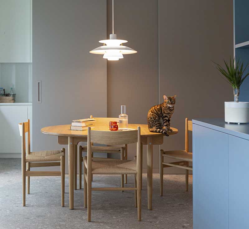Lampa PH Louis Poulsen nad stołem jadalnianym. | Proj: Adrianna Terlikowska Studio