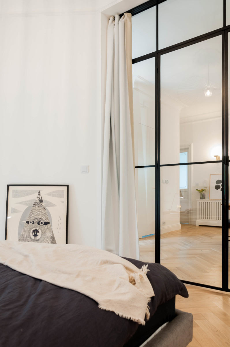 Przeszklenie w sypialni | proj. Studio Projektowe 4room (architekt wnętrz Lisa Bachurina)