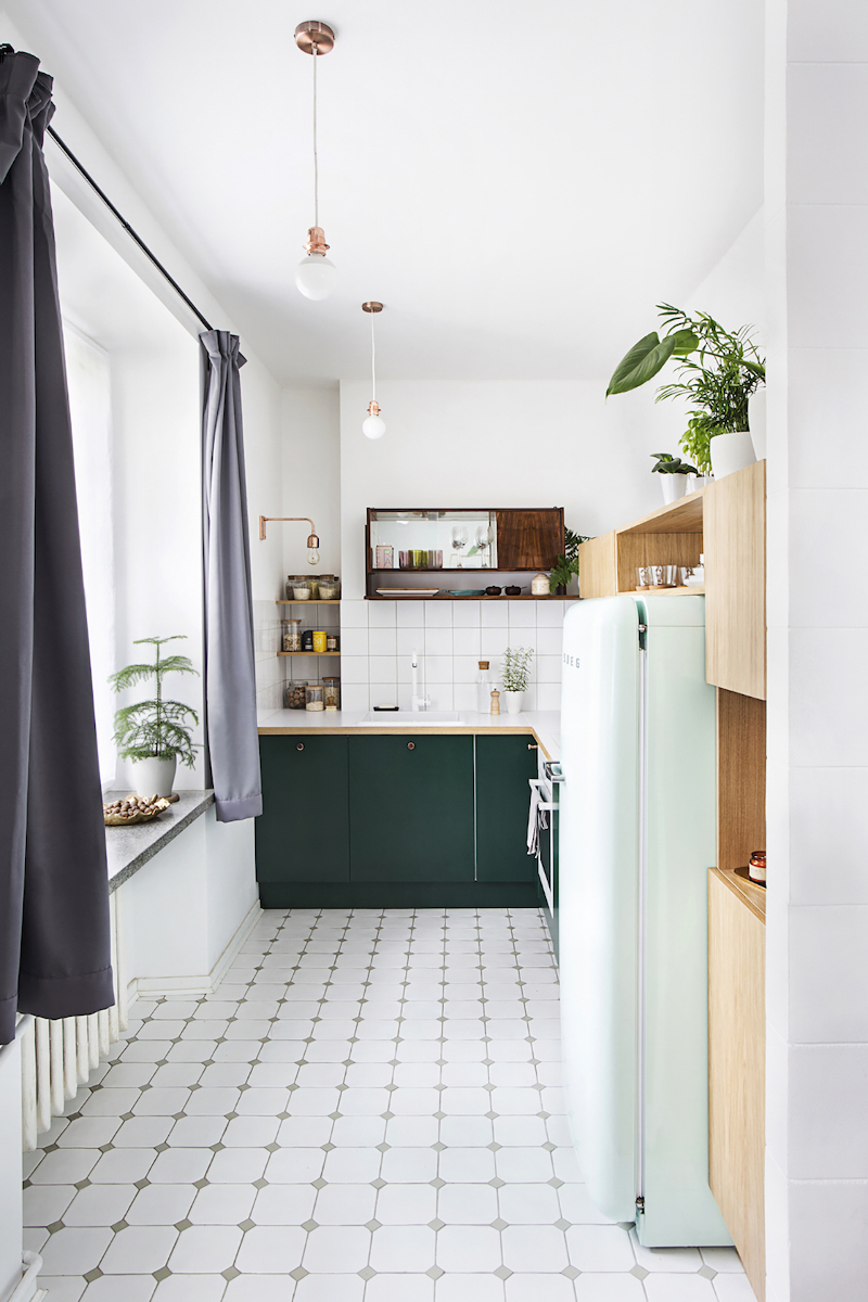 Zestawienie butelkowej zieleni i mięty w aranżacji kuchni | proj. Schudy Studio