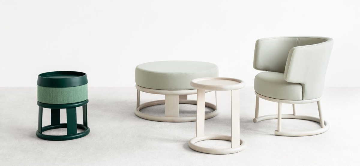 <a href="https://internityhome.pl/?s=likewise&amp;post_type=product" target="_blank" rel="noopener noreferrer">Kolekcja Likewise marki Fameg</a> to otomany i pufy, które szybko zamienią się w wygodny stolik.