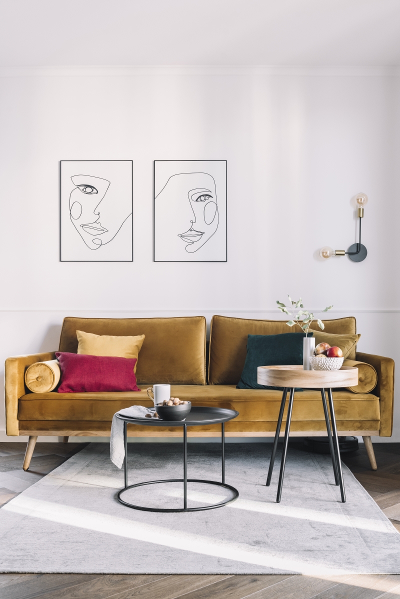 Musztardowa sofa w salonie. | Proj.: Hanna Brzozowska – Studio Projektowania Wnętrz Inbalance ; Fot.: Beata Sikora