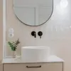 Bielszy odcień bieli - eleganckie i harmonijne 70 metrowe mieszkanie | Deer Design