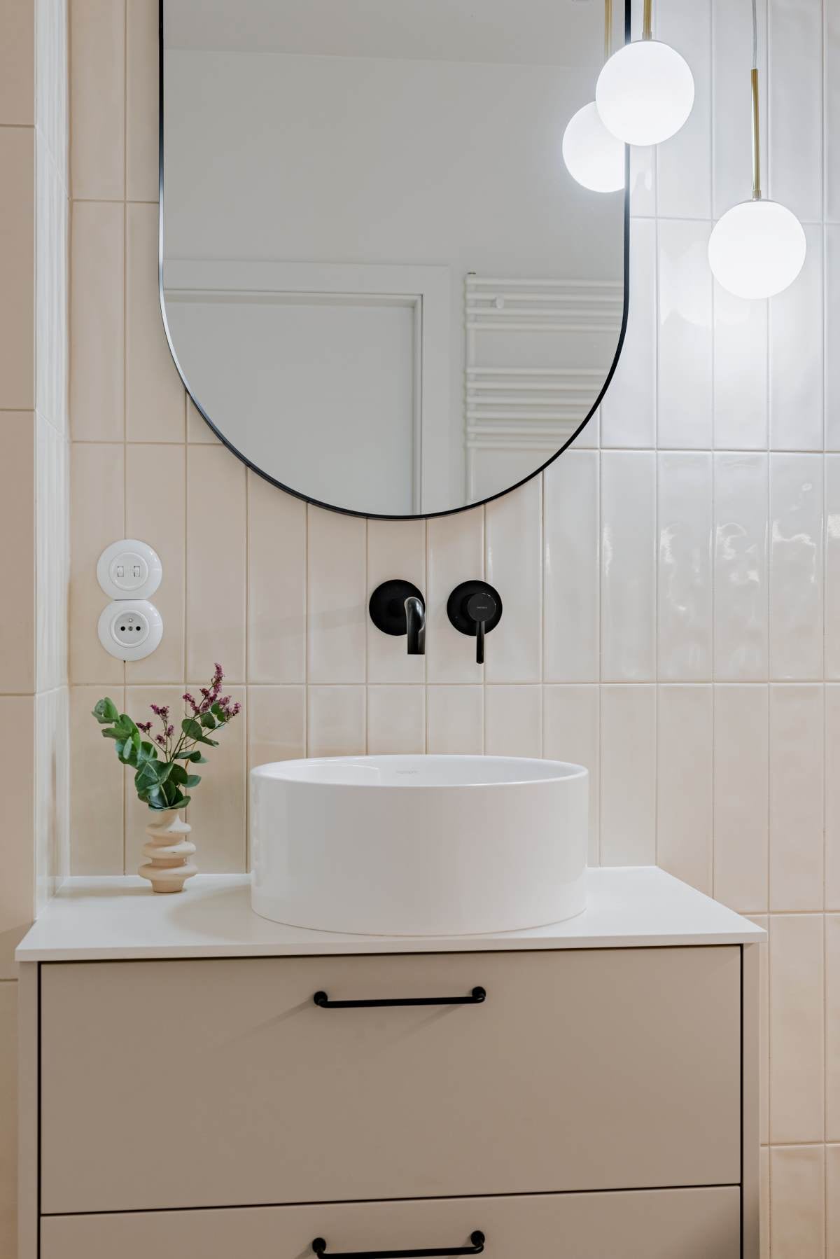 Bielszy odcień bieli - eleganckie i harmonijne 70 metrowe mieszkanie | Deer Design
