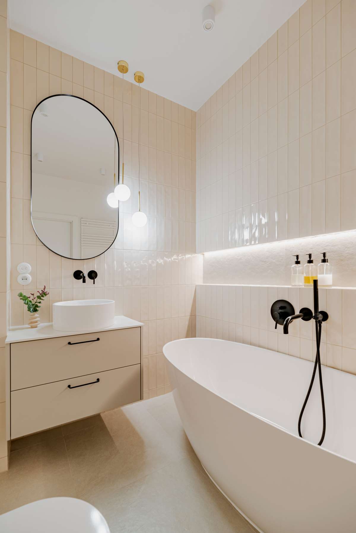 Bielszy odcień bieli - eleganckie i harmonijne 70 metrowe mieszkanie | Deer Design