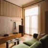 zielona sofa w salonie