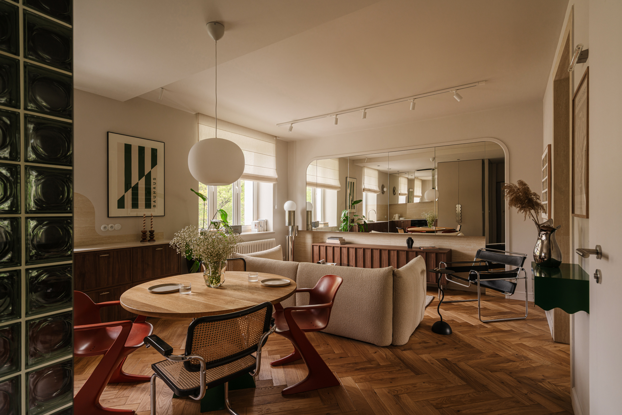 salon z aneksem kuchennym w mieszkaniu w kamienicy