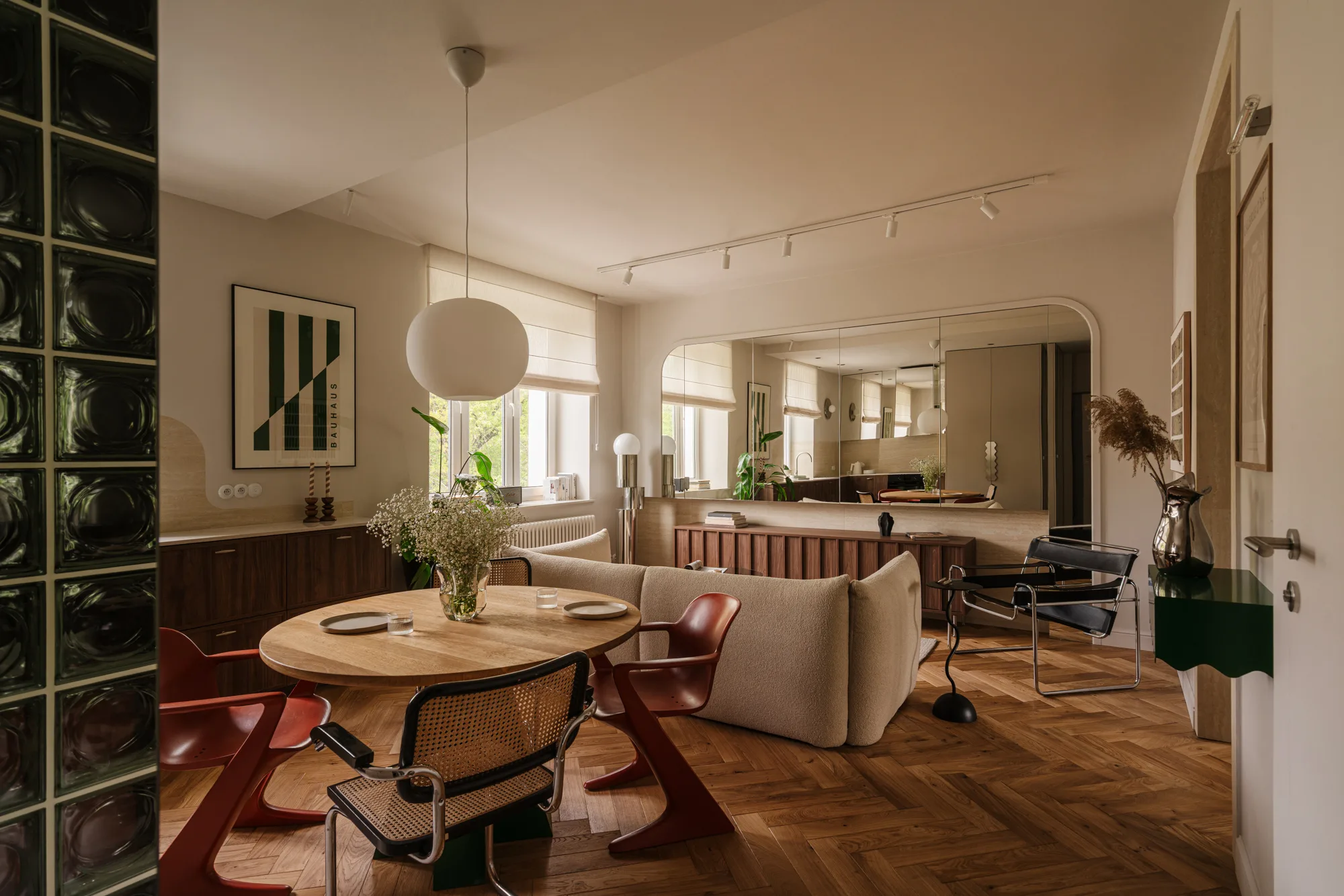 salon z aneksem kuchennym w mieszkaniu w kamienicy